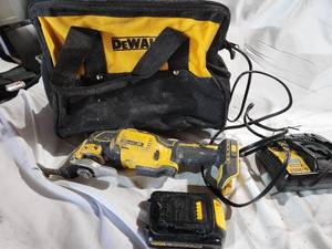 lot 43 image: Dewalt Multitool With Charger and Battery