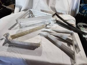 lot 191 image: Assorted Shelf Brackets
