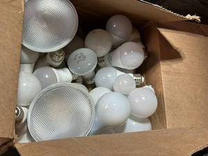 lot 164 image: Box of Misc Light Bulbs