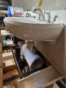 lot 175 image: Porcelain Sink 24x19x24