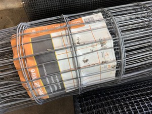 lot 273 image: Lot of Misc Metal and Plastic Fencing