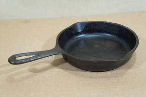 lot 59 image: Vintage Wagner Ware 1053N Cast Iron Skillet