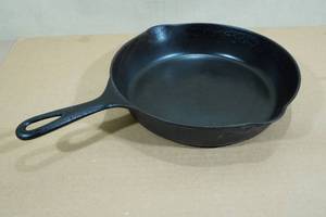 lot 60 image: Antique Erie (Pre-Griswold) Cast Iron Skillet with Heat Ring