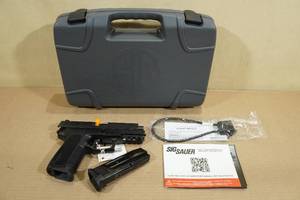 lot 1A image: NEW Sig Sauer SP2022 9mm Semi-Auto Pistol - 2 Magazines