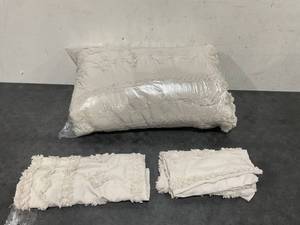 lot 306 image: Queen Size Mainstays 3 Piece Comforter Set Green