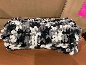 lot 210 image: Chunky Knit Throw Blanket 50 X 60, 100% Hand Made Large Chenille Loop Yarn Soft Fluffy Throws for Couch Sofa Bed