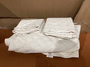 lot 217 image: King Size 3 Piece Comforter Set White