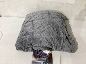 lot 435 image: Sherpa Weighted Blanket Queen Size