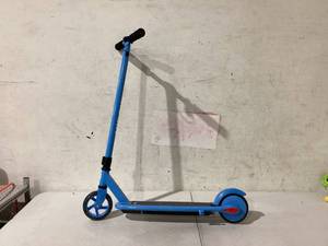 lot 480 image: Blue Eletric Kids Scooter DOES NOT FUNCTION , NO CHARGER