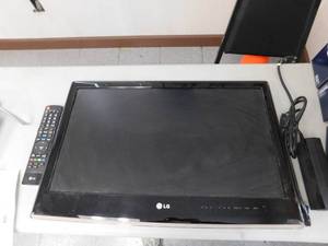 22 LG TV w Remote