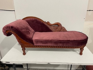lot 40 image: Childs Velvet Victorian Chaise Lounge
