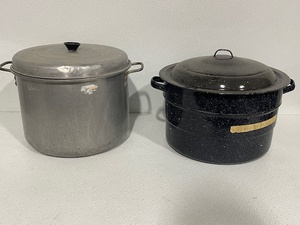 lot 66 image: Vintage Pots