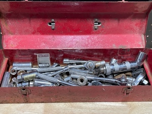 lot 16 image: Metal Toolbox with Tools