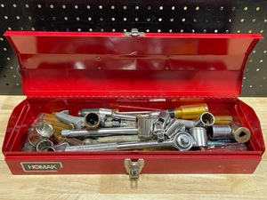 lot 17 image: Metal Toolbox with Tools