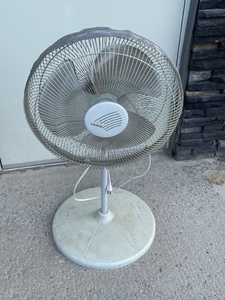 lot 23 image: Pedestal Fan