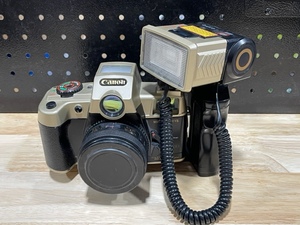 lot 36 image: Vintage Cannon Camera