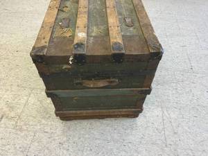 lot 13 image: Vintage Trunk