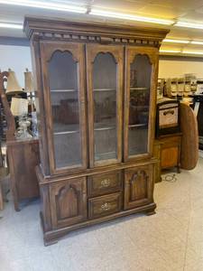 lot 23 image: Lighted Hutch