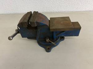 lot 38 image: Bench Vise