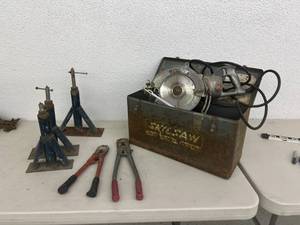 lot 73 image: Bolt Cutters, Stands & Skilsaw