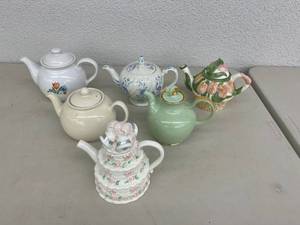 lot 74 image: Teapots