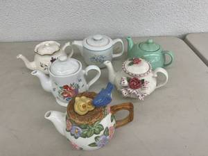 lot 75 image: Teapots