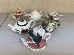 lot 76 image: Teapots