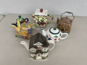 lot 77 image: Teapots