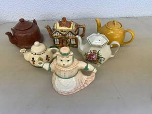 lot 78 image: Teapots