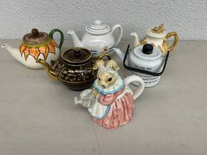 lot 79 image: Teapots