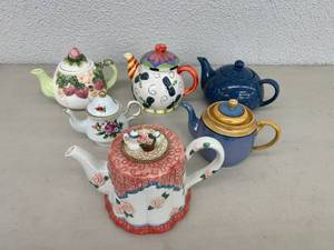 lot 82 image: Teapots