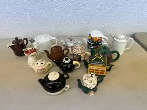 lot 84 image: Teapots
