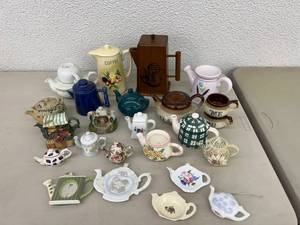 lot 86 image: Teapots