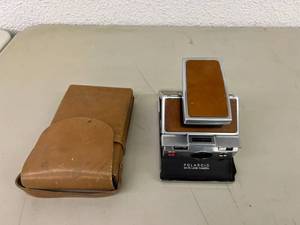 lot 89 image: Polaroid SX-70 Land Camera