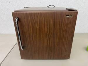 lot 92 image: Sanyo Mini Fridge