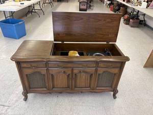 lot 121 image: Console Stereo