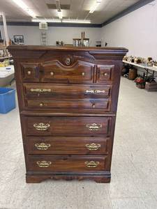 lot 124 image: Dresser
