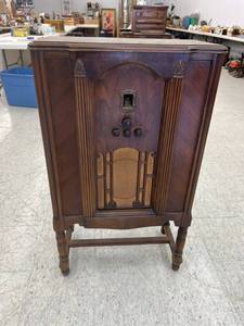 lot 126 image: Philco Upright Radio Chassis Type 89