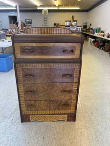 lot 128 image: Dresser