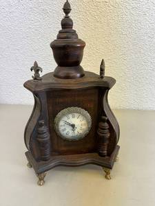 lot 139 image: 3 Sided Clock