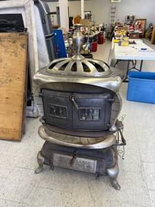lot 150 image: Colonial - 244 Parlor Stove