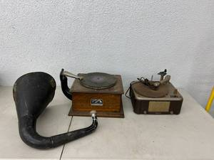 lot 204 image: Vintage Phonographs - Incomplete