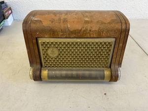 lot 211 image: Emerson Radio