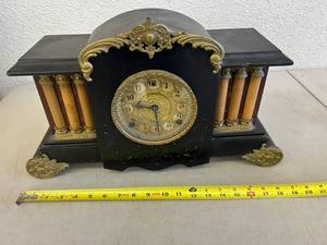 lot 215 image: Vintage Clock
