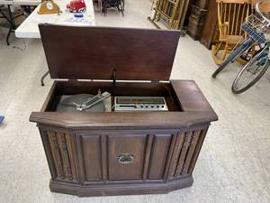lot 228 image: Console Stereo