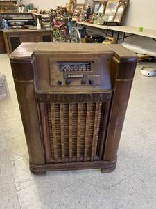 lot 257 image: Philco Upright Radio