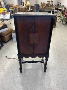 lot 258 image: Antique Upright Radio