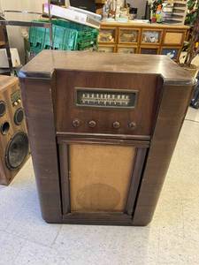 lot 259 image: Coronado Upright Radio