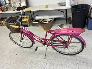 lot 262 image: Columbia Rambler Bicycle