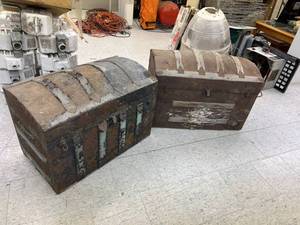lot 280 image: Trunks & Flowerpots